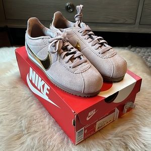 NEW NIKE Womens Classic Cortez SE in Diffused Taupe/Metallic Gold, Size 6